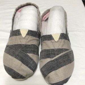 TOM’s original  slippers size 5W
Sole Material manmade 
Outer Material Canvas
